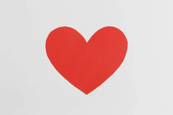 Carta rossa a forma di cuore isolata su sfondo bianco . — Foto Stock