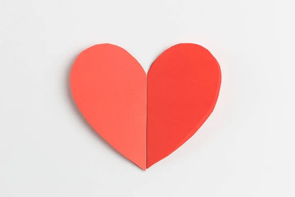 Papier rouge en forme de coeur isolé sur fond blanc . — Photo