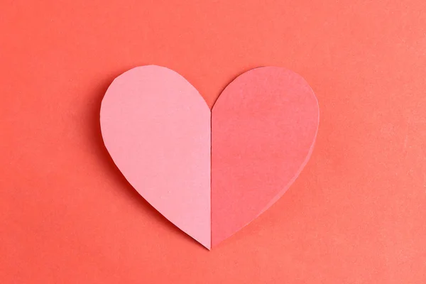 Coeur forme de papier sur le fond de carton rouge . — Photo