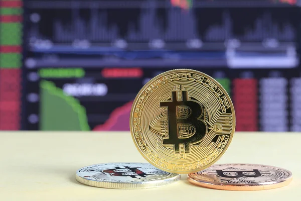 Gold-Bitcoin auf Holzboden und digitalem Graphenhintergrund platziert — Stockfoto