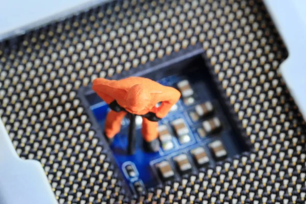 Las personas modelo de los mineros están de pie en la Ranura de CPU de Computadora . —  Fotos de Stock