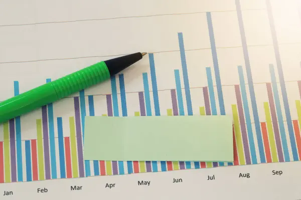 Grüner Stift, der auf die Daten des Geschäftsdiagrammhintergrunds zeigt und — Stockfoto