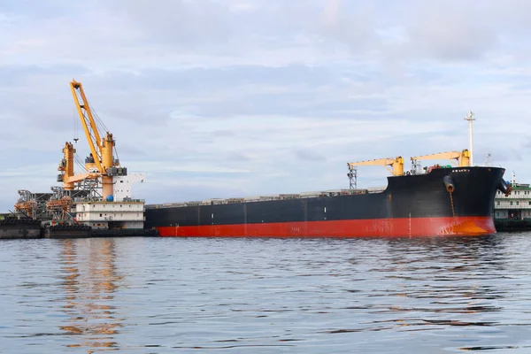 Buque de carga en el mar. — Foto de Stock