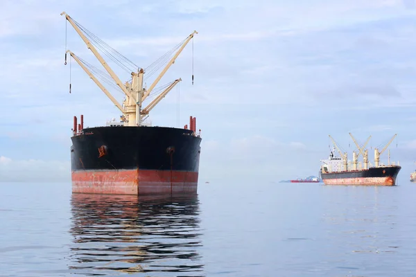 Vrachtschip in zee. — Stockfoto