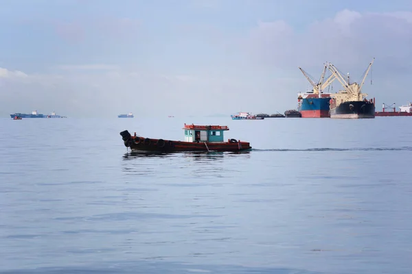 Небольшое пассажирское судно, курсирующее в море и имеющее грузовое судно . — стоковое фото
