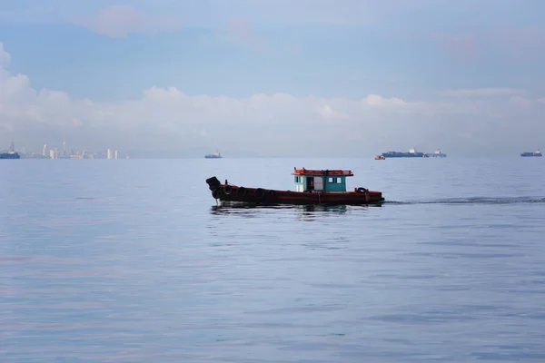 Petit bateau à passagers courant dans la mer . — Photo