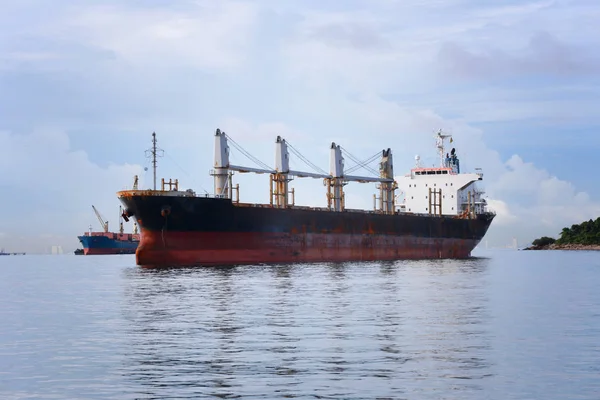 Vrachtschip in zee. — Stockfoto