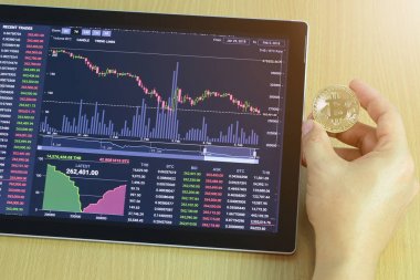 İşadamı ve dijital grafik tablet elinde altın bitcoin 