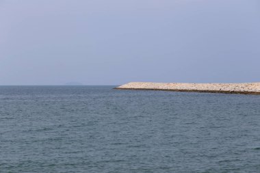 Tayland doğu sahilini taş bariyer dalgaları.