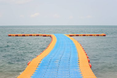 Deniz plastik yüzen noktasındaki.