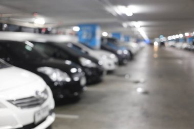 Bulanık otomobil park ve bokeh ışık.