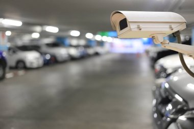 CCTV kamera bulanık otomobil park ve bokeh ışık üzerinde.