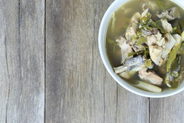 Geleneksel Tay gıdalar üzerinde ahşap bir kase haşlanmış tavuk