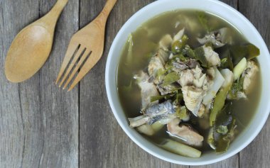 Geleneksel Tay gıdalar üzerinde ahşap bir kase haşlanmış tavuk