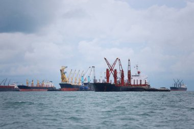 Denizde kargo gemisi.