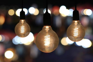 Bir restoranda Vintage lambalar.