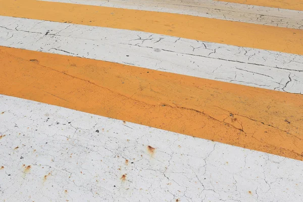 Weg is oranje en witte kleur achtergrond dus wees voorzichtig te gebruiken. — Stockfoto