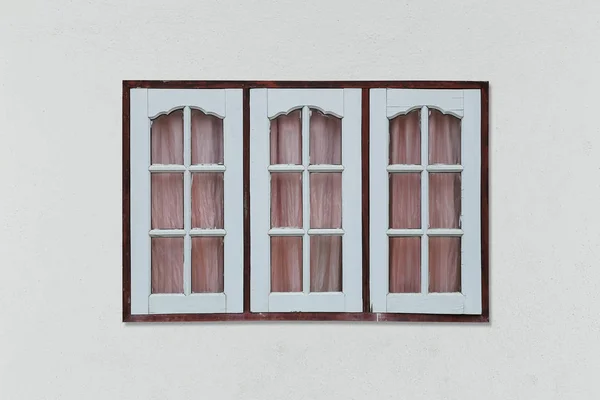 Vieille fenêtre en bois vintage sur fond mural gris et ont clippin — Photo
