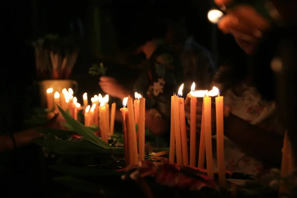 La luz de las velas en la noche del Rito del Día de la Religión y tener policía — Foto de Stock