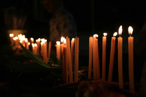 Φως των κεριών το βράδυ ιεροτελεστία της ημέρα της θρησκείας και έχουν cop — Φωτογραφία Αρχείου