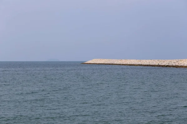 Stone barriär vågor av östkusten i Thailand. — Stockfoto