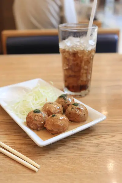 Takoyaki cibo nel piatto bianco sulla tavola del cibo e hanno bicchiere di — Foto Stock