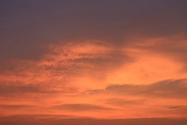 夕方の空の背景とトワイリで太陽の光を持っています — ストック写真