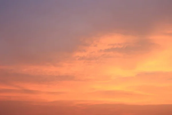 夕方の空の背景とトワイリで太陽の光を持っています — ストック写真