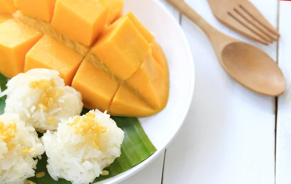 Mango and sticky rice in white dish on white wooden floor and ha — Stock Photo, Image