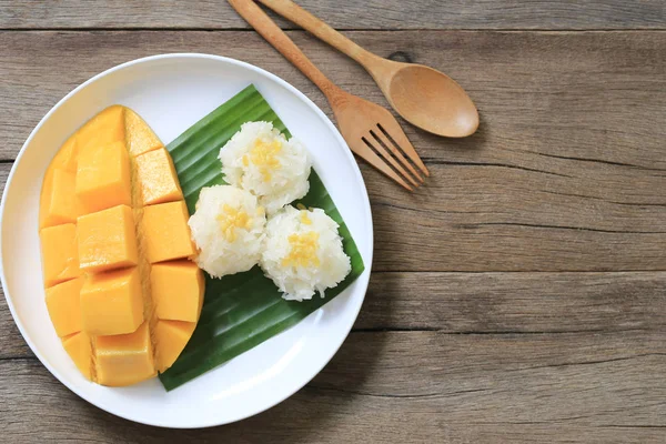 Mango and sticky rice in white dish on brown wooden floor and ha — Stock Photo, Image