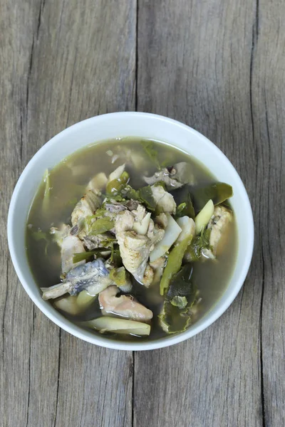 Vařené kuře v tradiční thajské potravin v misce na dřevěné — Stock fotografie