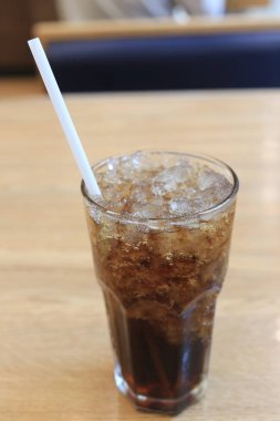 Soda cam buz ve bir tüp ile pop.