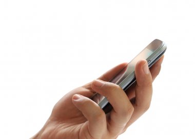 El üzerinde beyaz bac izole bir smartphone tutan işadamı