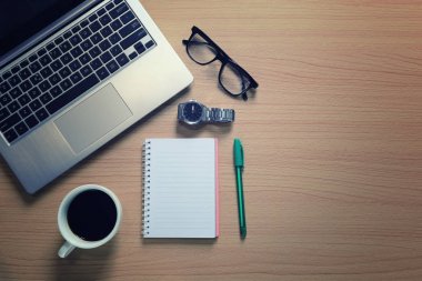 Bilgisayar laptop klavye ve boş defter ile çalışma aygıt 