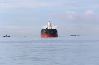 Denizde kargo gemisi.