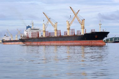 Denizde kargo gemisi.