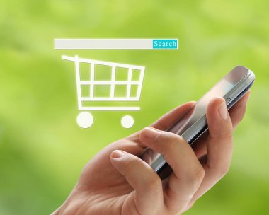 Adamın elini tutan bir smartphone içinde aramak kutu ve alışveriş sepeti s