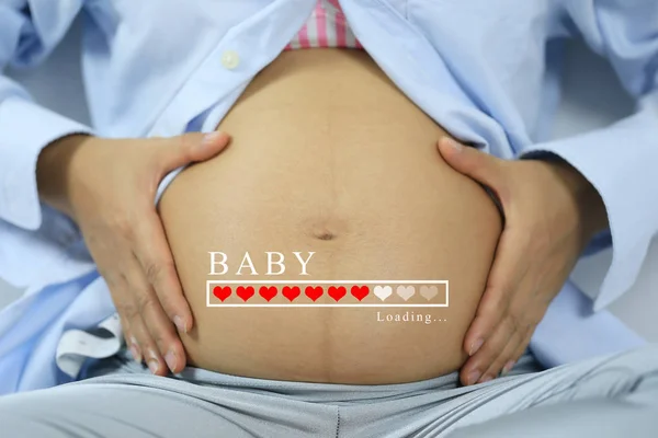 Barriga de mulheres grávidas e texto de carregamento em conceito de tempo em c — Fotografia de Stock