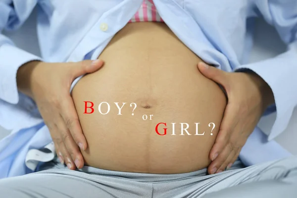 Κοιλιά των εγκύων γυναικών και αγόρι ή κορίτσι κειμένου. — Φωτογραφία Αρχείου