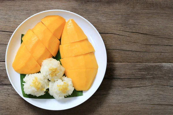 Mango and sticky rice in white dish on wooden floor and have cop — Stock Photo, Image