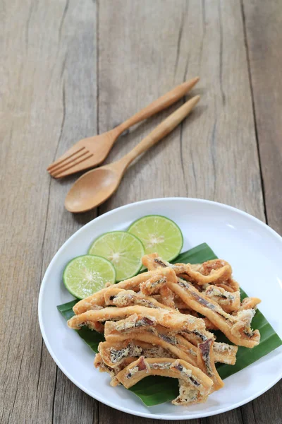 Calamares fritos de mariscos tailandeses en el plato blanco en el suelo de madera . —  Fotos de Stock