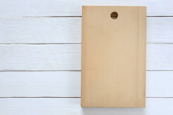 Corte de madera colocada en un piso de madera blanca y tienen espacio para copiar — Foto de Stock