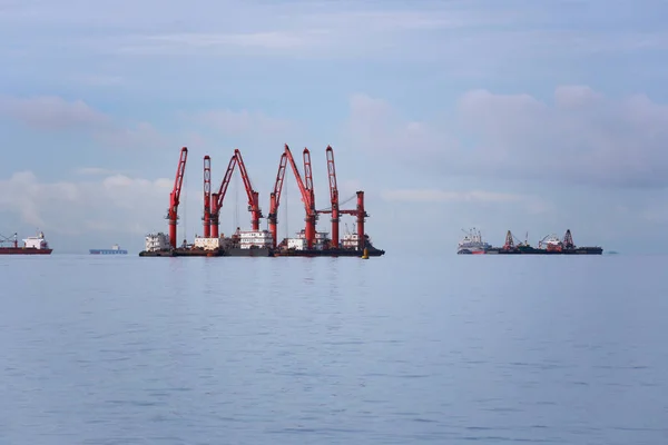 Kran för kommersiella fartyg i havet. — Stockfoto