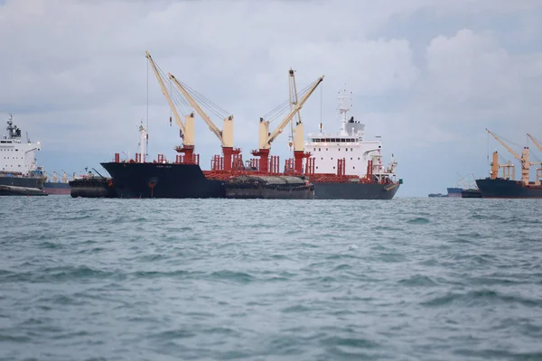 Denizde kargo gemisi.