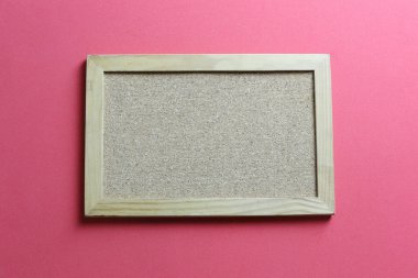 Kırmızı kağıt arkaplanda boş fotoğraf çerçevesi.