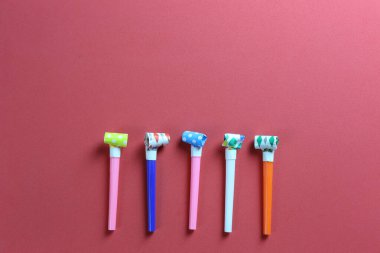 Kırmızı resim arkaplanındaki Noel süslemeleri ve kopyaları.