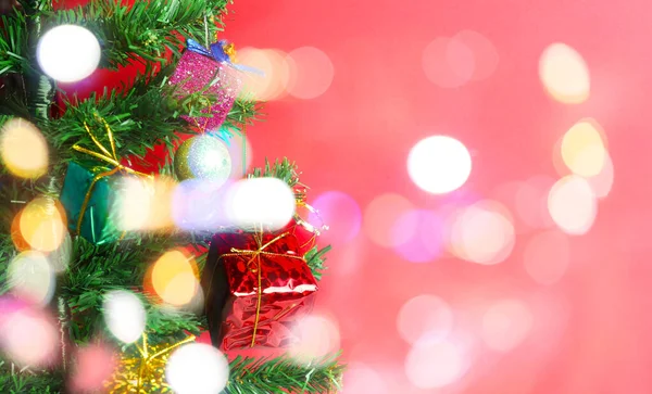 Árbol de Navidad y colorido bokeh de fondo de celebración y —  Fotos de Stock