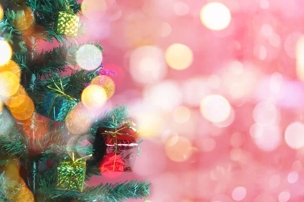 Árvore de Natal e bokeh colorido de fundo celebração e — Fotografia de Stock