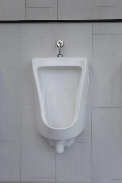 White urinals in the men's bathroom of interior decoration. — Stock Photo, Image
