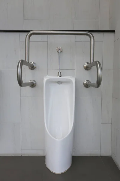 Urinarios blancos en el baño de hombres de decoración de interiores . — Foto de Stock